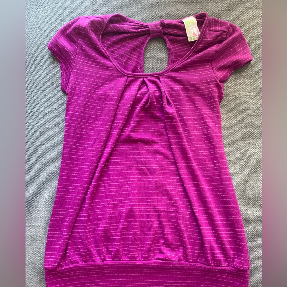 Purple short sleeve top. EUC. Size medium.